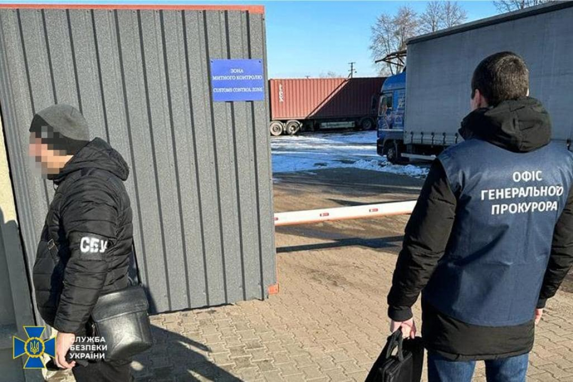 На митному посту «Житомир-Центральний» інспектори отримали підозри через те, що «не помічали» підроблені документи на вантажівки